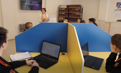 Игорь Артамонов посетил обновленную кадетскую школу после капремонта