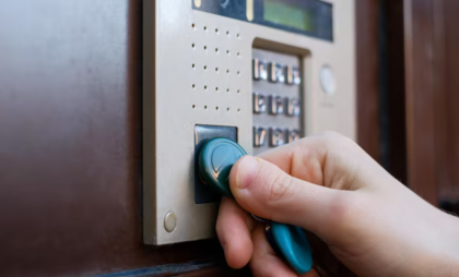 Липецкие полицейские опровергли слухи о войне с домофонами