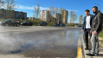 На улице Бехтеева два месяца течёт питьевая вода из-под асфальта